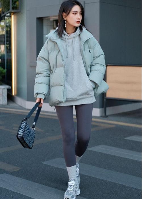 长款羽绒服鲨鱼裤老爹鞋,宽松羽绒服搭配鲨鱼裤老爹鞋