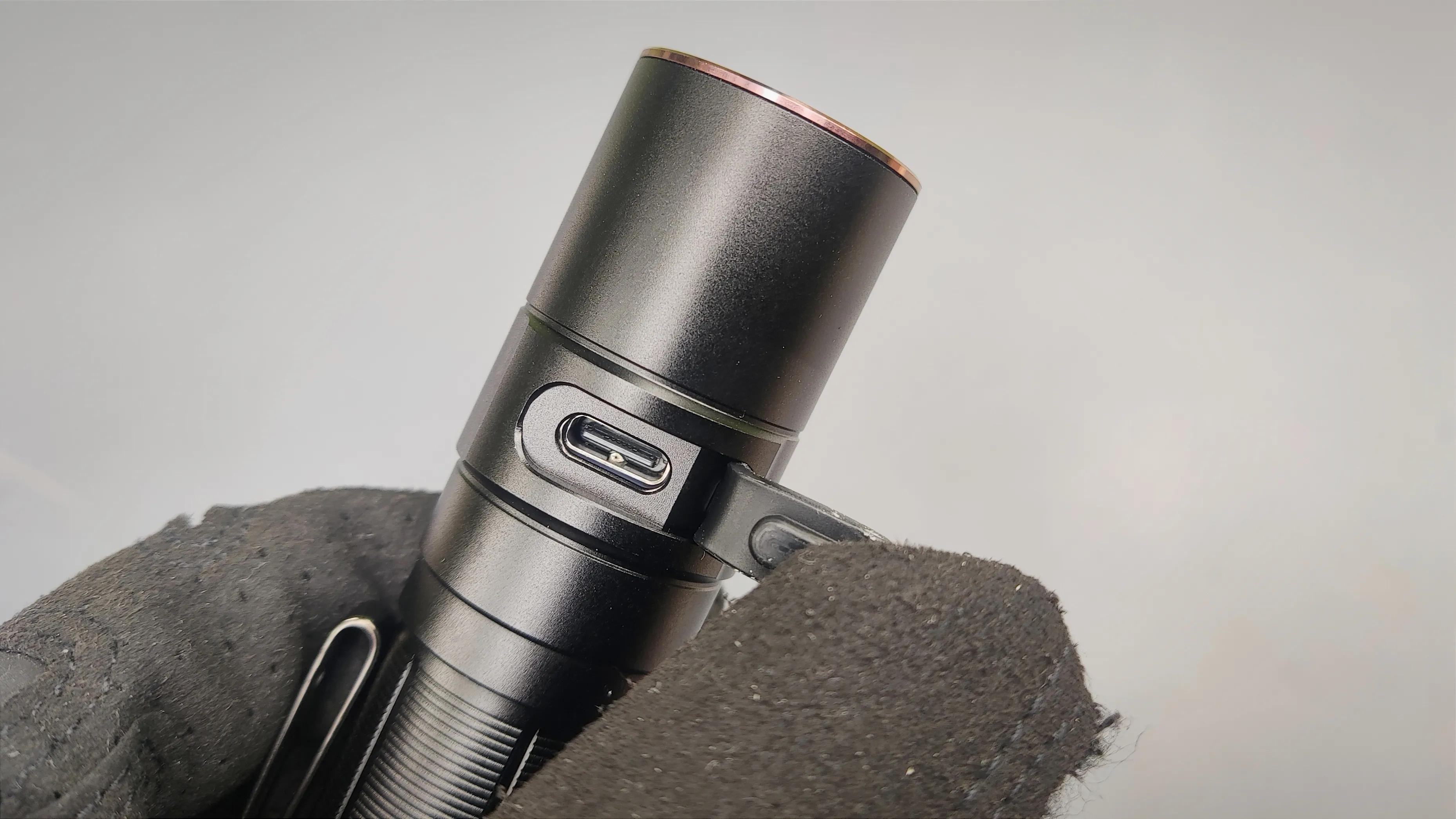 经典新升级，全能EDC便携直充小直——菲尼克斯E28Rv2.0手电评测