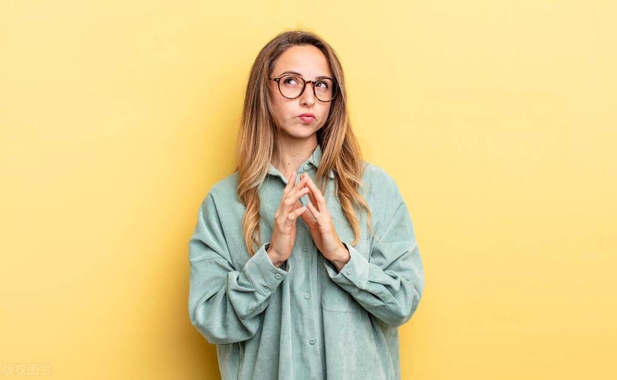 同事像领导一样指指点点,同事不干活还指手画脚怎么回应