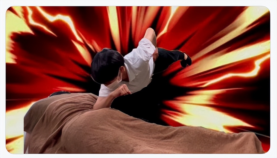 日本技师给客人按摩的画面让人不可思议，竟整个人爬到墙上去了