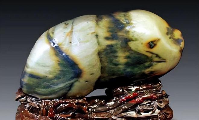 男子在河里捡到天价石头,男子散步捡到一石头价值2100万