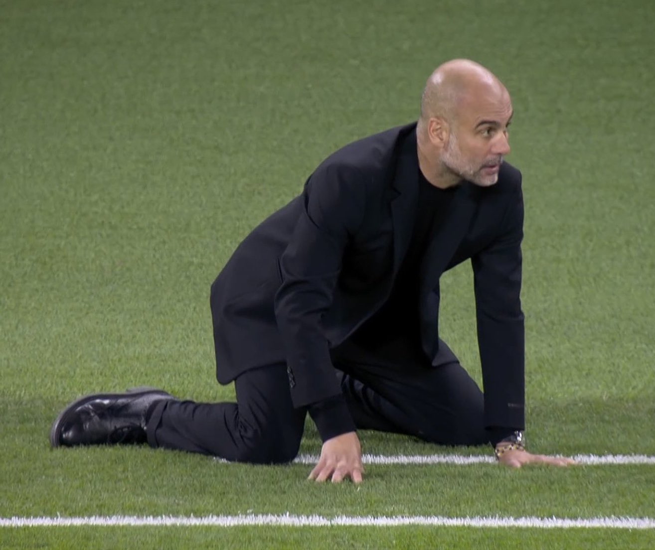 1-0夺冠，新王诞生！曼城狂欢：20天夺3冠，多人喜极而泣