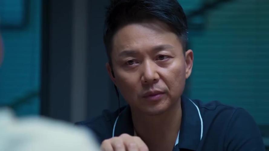 给2022年“进步最大的十位男演员”排个名：靳东第十，王骁第二