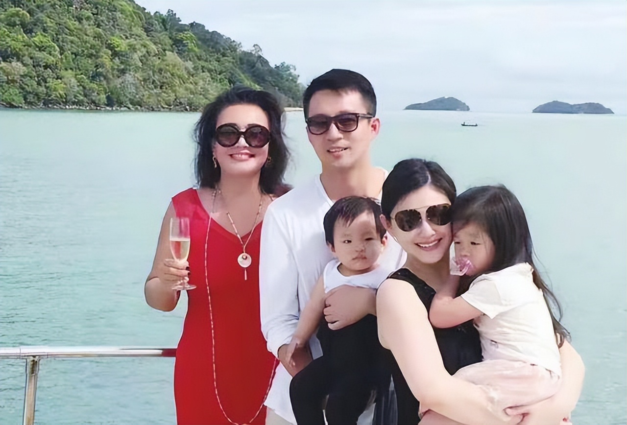 张兰跟大s到底是怎么回事,张兰和大s妈妈谁更厉害