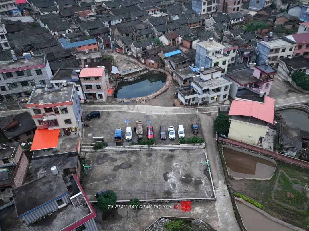 为了打村BA，湖南郴州沙坪村村民自己建了一个灯光篮球场