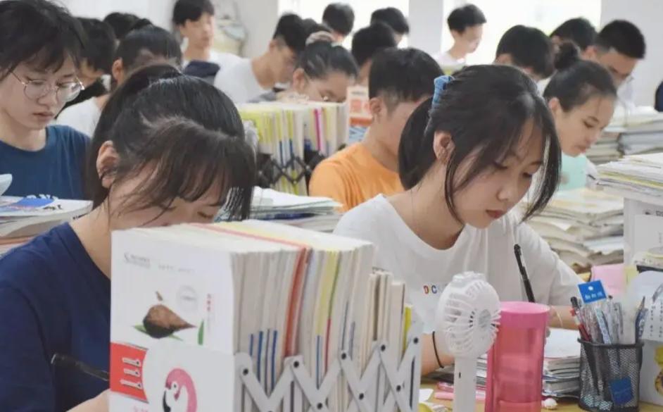 河南24年高考预估多少人,24年高考人数河南预估