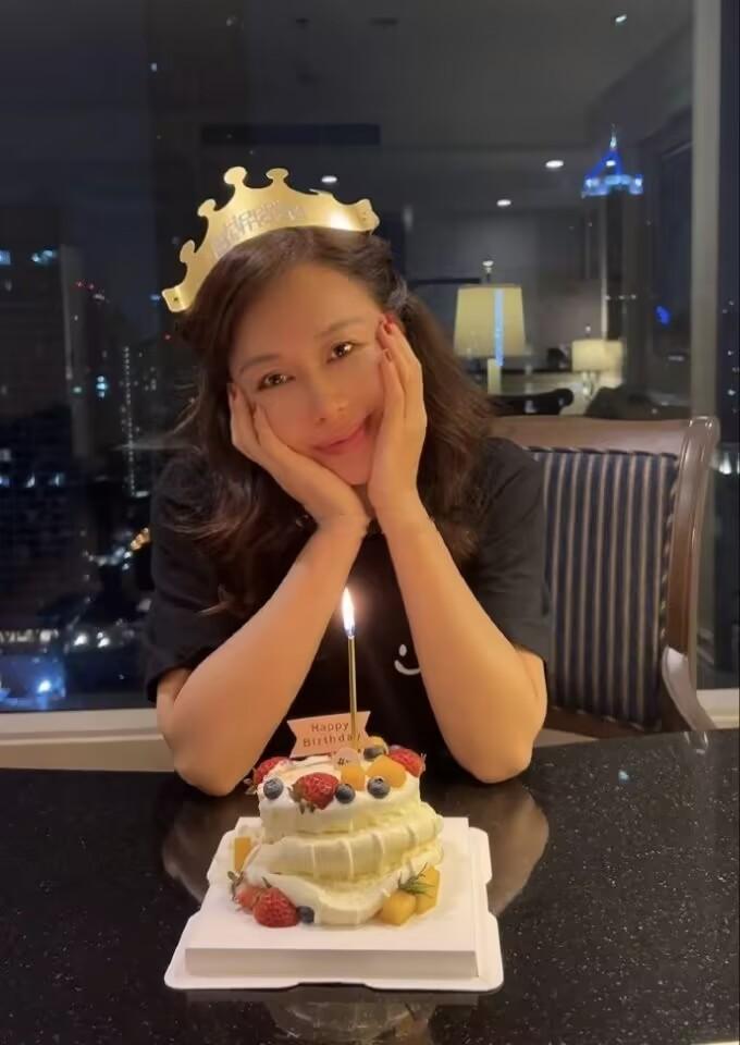 曾是国家一级演员，功成名就移居泰国，50岁单身豪宅奢华