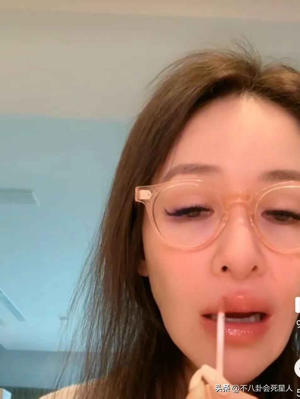 萧亚轩现在是什么脸型,40岁萧亚轩素颜出镜被嘲老气