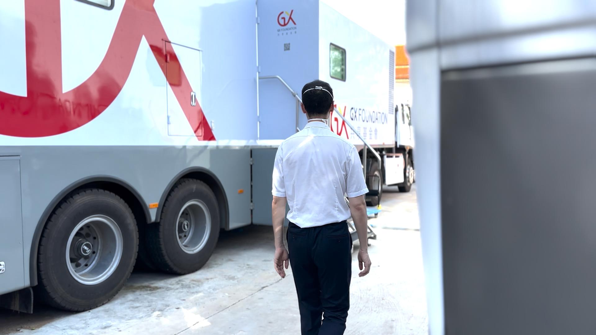 丝路盛放洋紫荆|港NGO联手内地医疗队出海扫“盲”50年柬埔寨白内障患者复明：我能看到了！