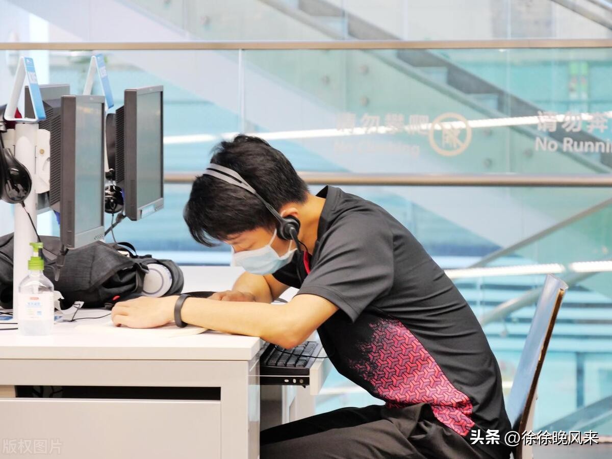 当代05后认为挣够多少钱就可以躺平了？05后的奇葩消费观