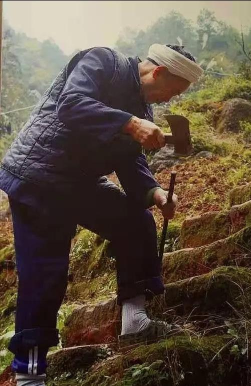 19岁小伙带29岁女子隐居50年,19岁男子与29岁女子上山隐居