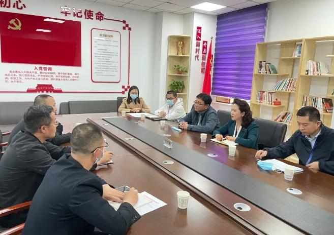 公务员能否戴奢侈品？因“耳钉”走红的李少莉，履历背景不简单