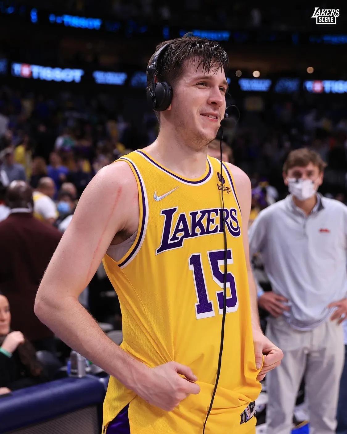 译文-里夫斯说：“要努力，要清醒，要忠于自己。”