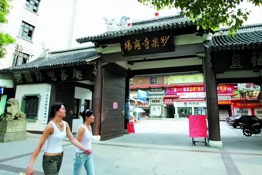 周杰伦美特斯邦威冲锋衣,美特斯邦威为啥不用周杰伦