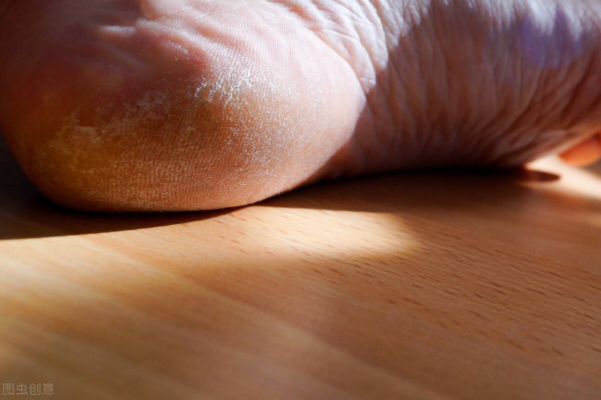 跑步时穿大一码的鞋有影响吗,跑步的鞋子要买大一码还是合脚