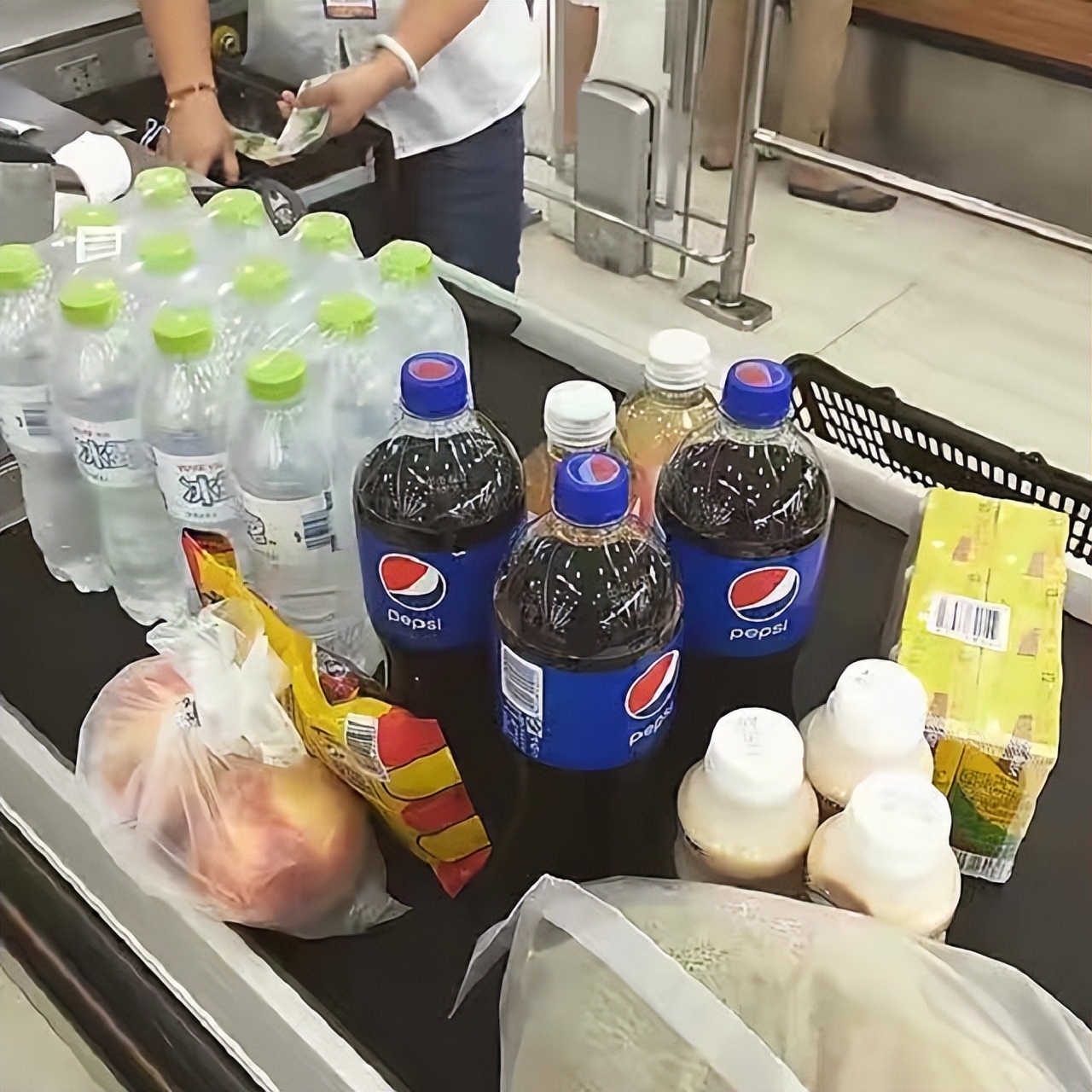 超市盗窃10倍赔偿有依据吗,在超市先喝水后结账算盗窃罪吗