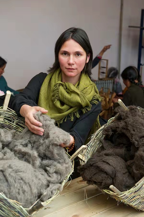 美国女孩回中国爸爸故乡：牦牛绒围巾卖欧洲，带草原牧民赚欧元