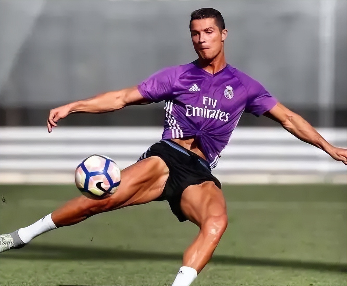 世界足球5大球星排名,c罗和马拉多纳脚力谁强