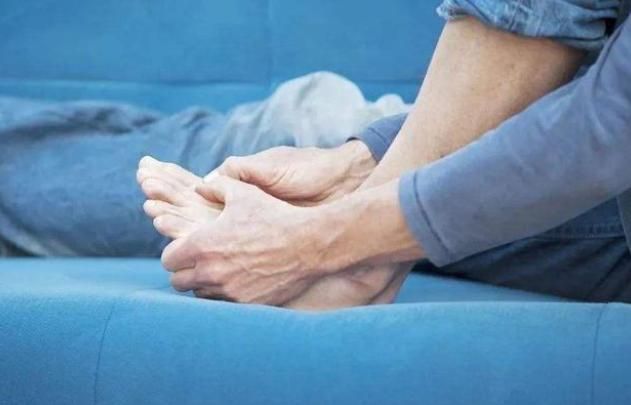 睡觉突然腿抽筋可能并非缺钙,睡觉时腿抽筋是缺钙还是血脂高