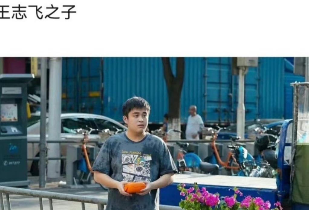 李咏女儿首次公开亮相,李咏女儿照片惹争议