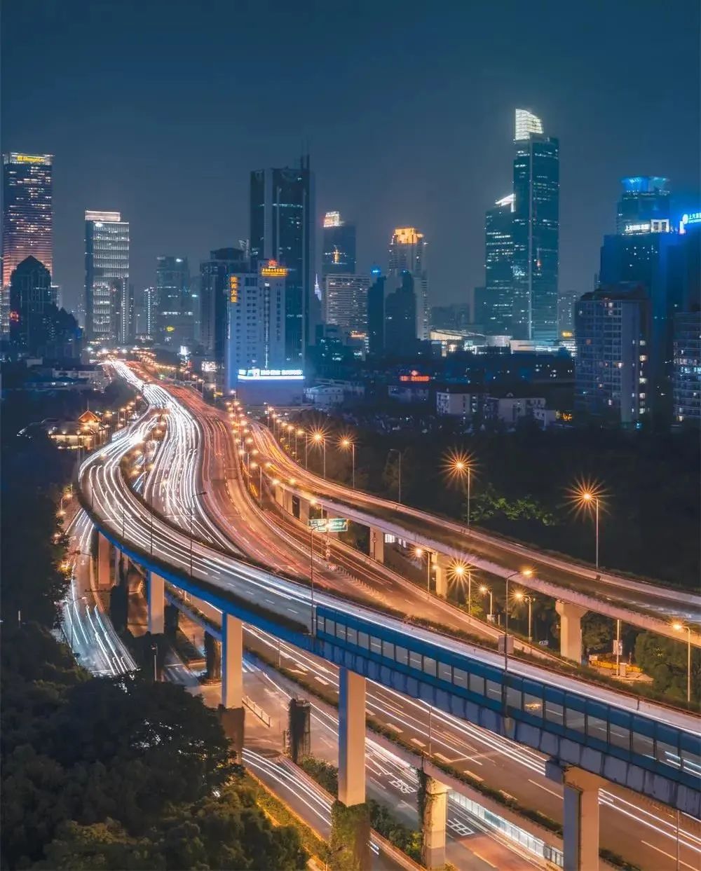 超级巨无霸鲶鱼,超级鲶鱼效应