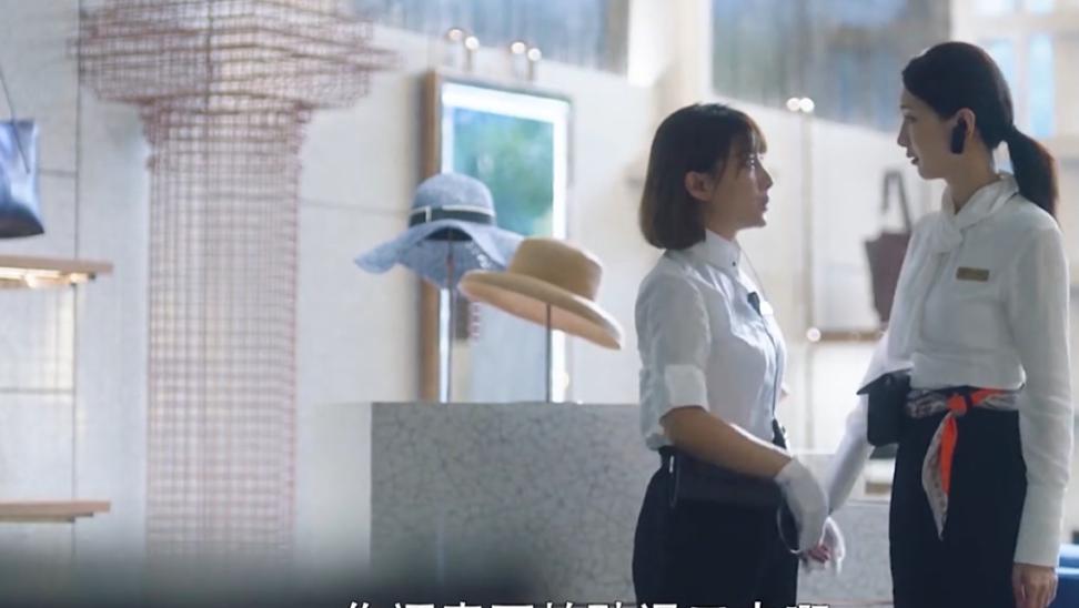 “随着黄金在年轻人中如此流行，现在金店的营业员比LV柜台的女孩