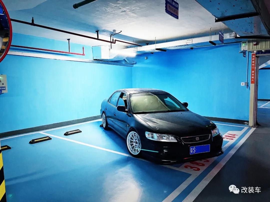 99年小伙的竞技风雅阁,被“美式截停”后也阻挡不了他继续玩车