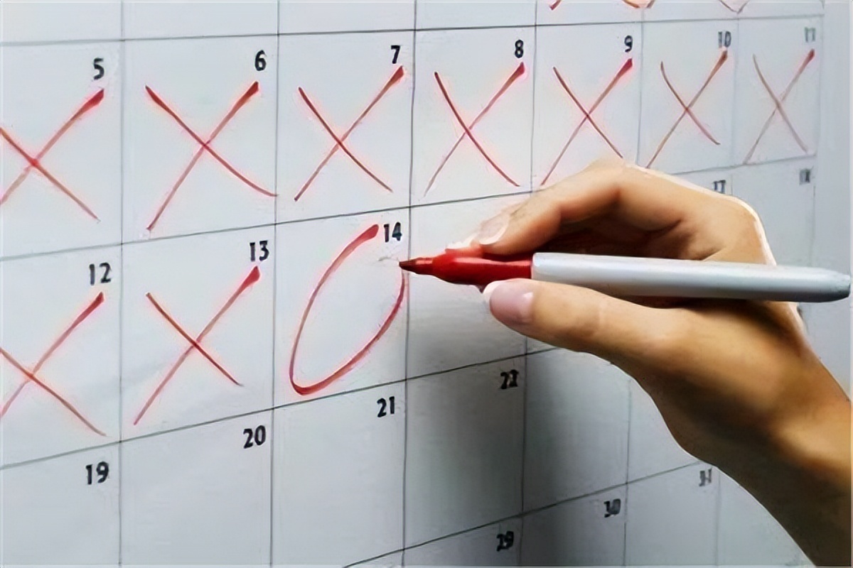 女性经期排出来的血块是什么原因,中年女性大姨妈来有血块怎么回事