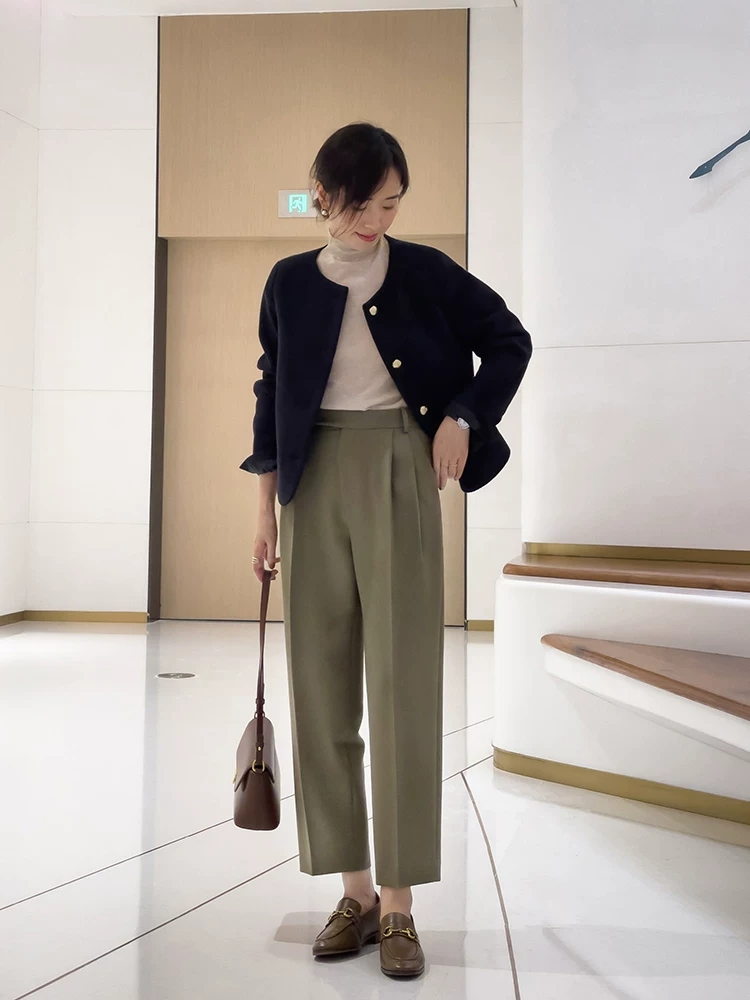 短正式小西装怎么搭配好看,小西装适合搭配什么样的内搭