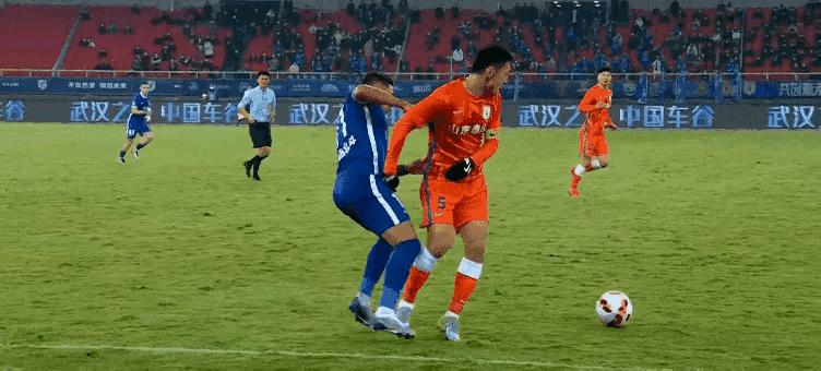 中超李海新执法视频,中超裁判李海新执法泰山队比赛