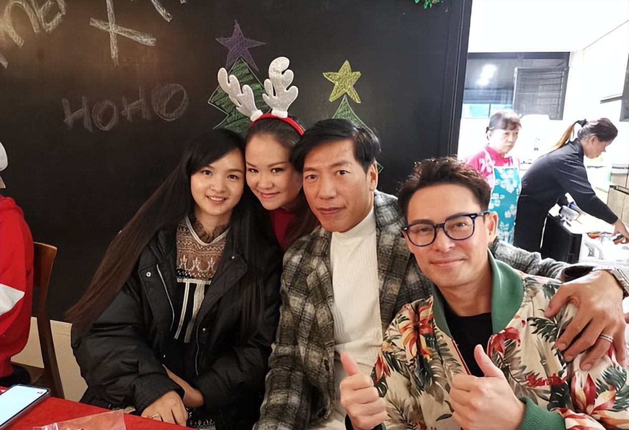 59岁张耀扬自驾游澳门！须发皆白仍有型，边骑单车边玩手机引担忧