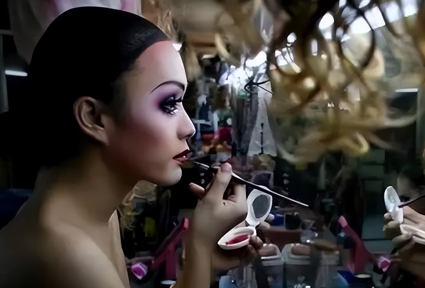 看起来光鲜亮丽的泰国人妖有多惨？三十岁就变老，很难活过四十岁