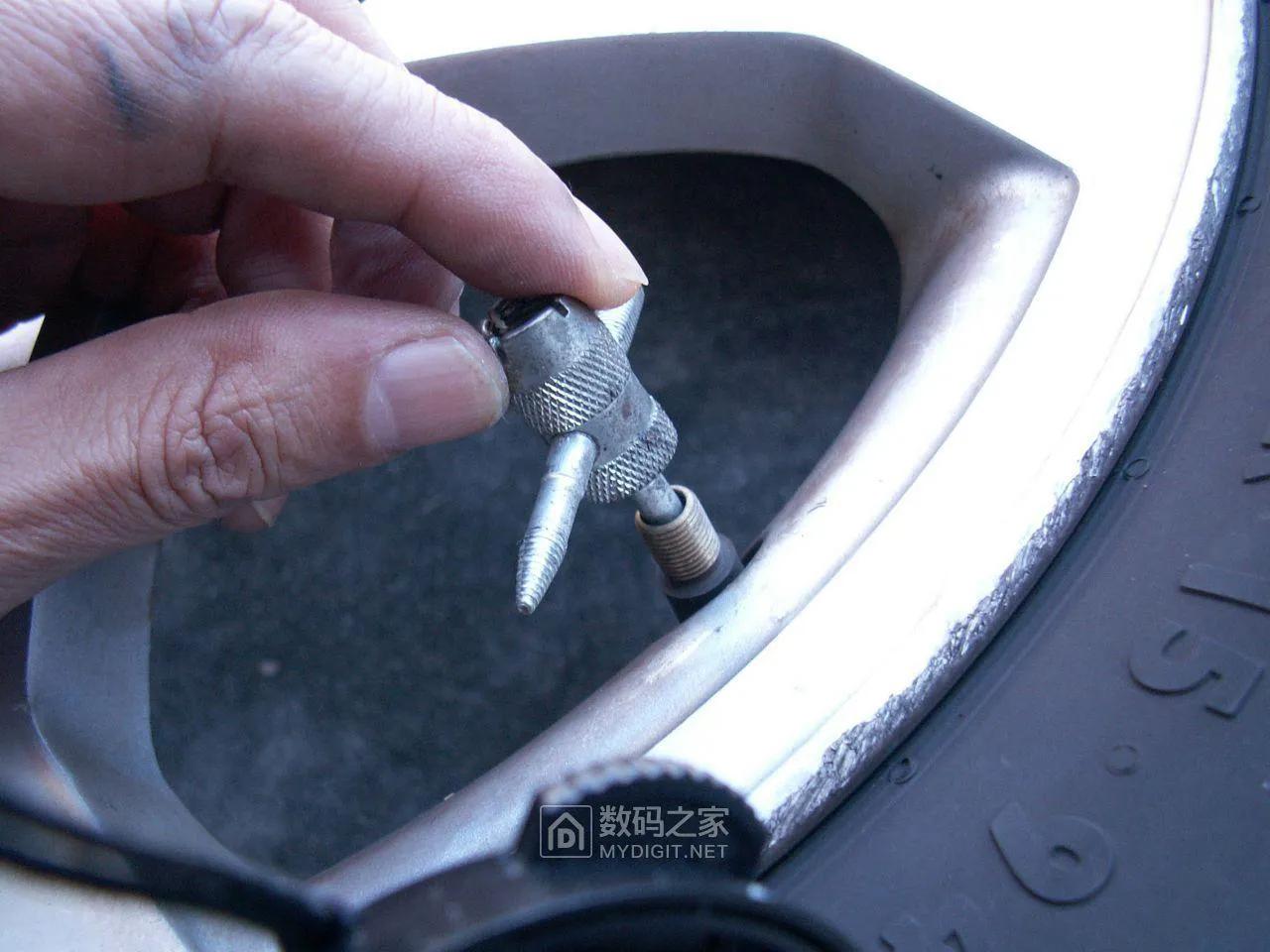 免扒胎机在家更换汽车气嘴或者内置式胎压传感器的方法