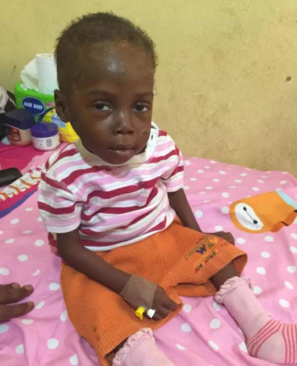 2016年，那个被白人美女喂水喝的2岁非洲小男孩，后来怎么样了？