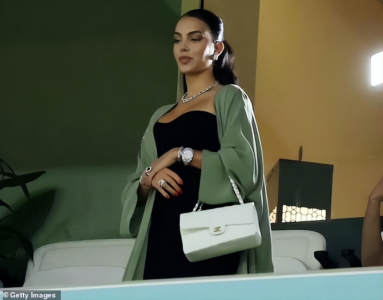 乔治娜嫌贫爱富,乔治娜爱炫富