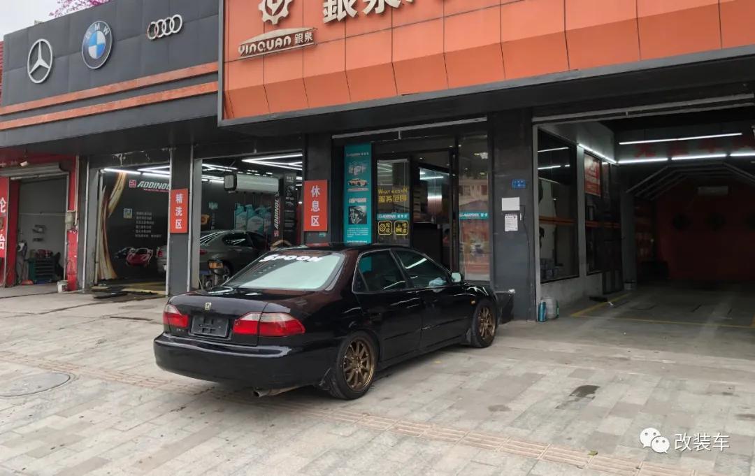 99年小伙的竞技风雅阁,被“美式截停”后也阻挡不了他继续玩车