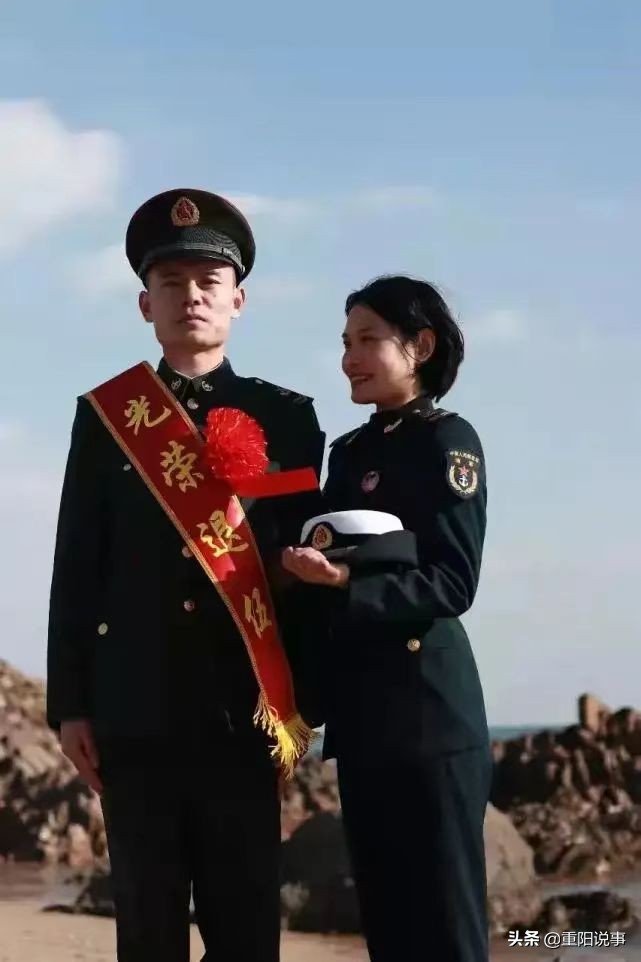 军嫂亲手为丈夫戴上新军衔,军嫂亲自为丈夫卸衔