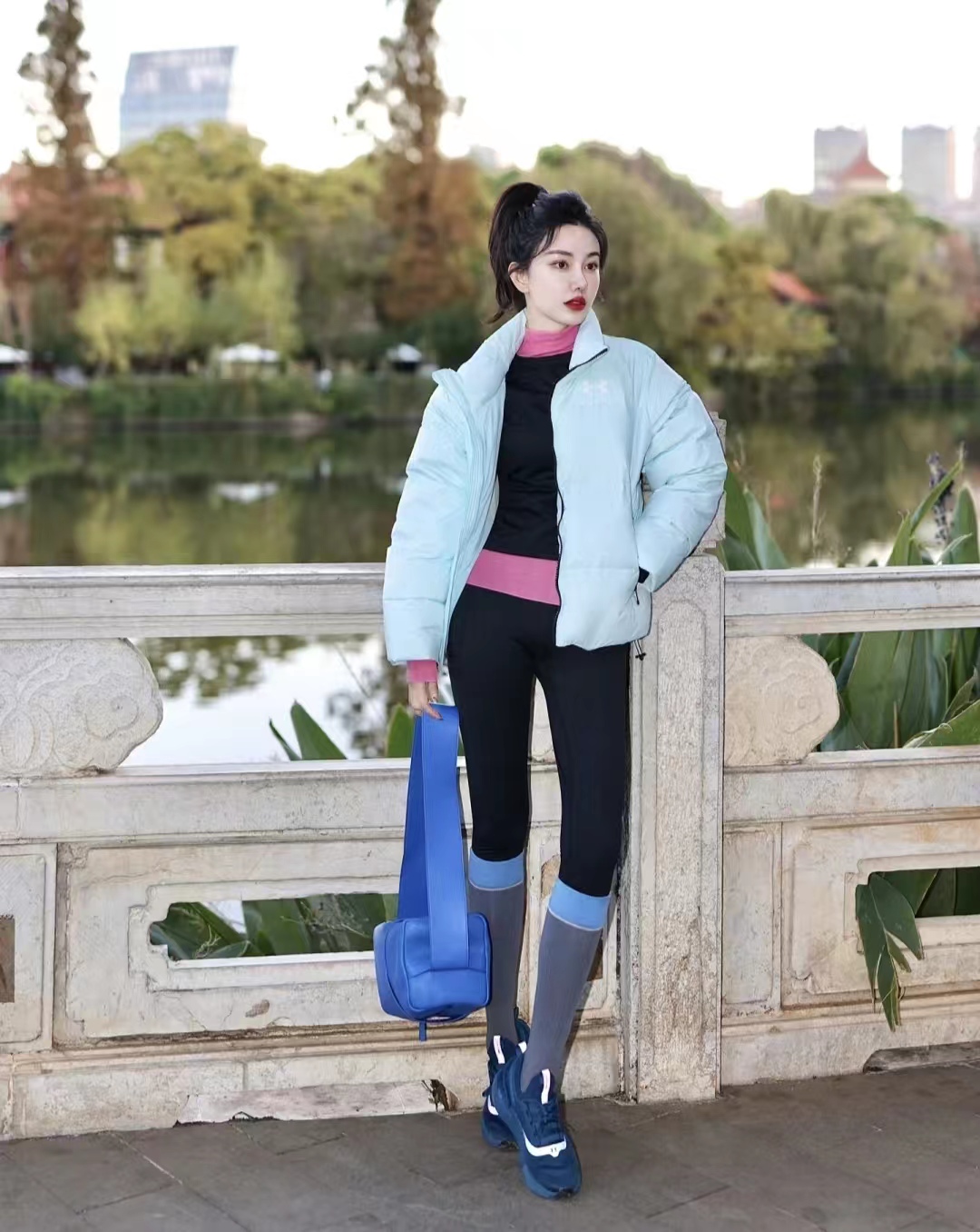 羽绒服搭配什么衣服保暖又好看,羽绒服的穿搭秘籍有哪些