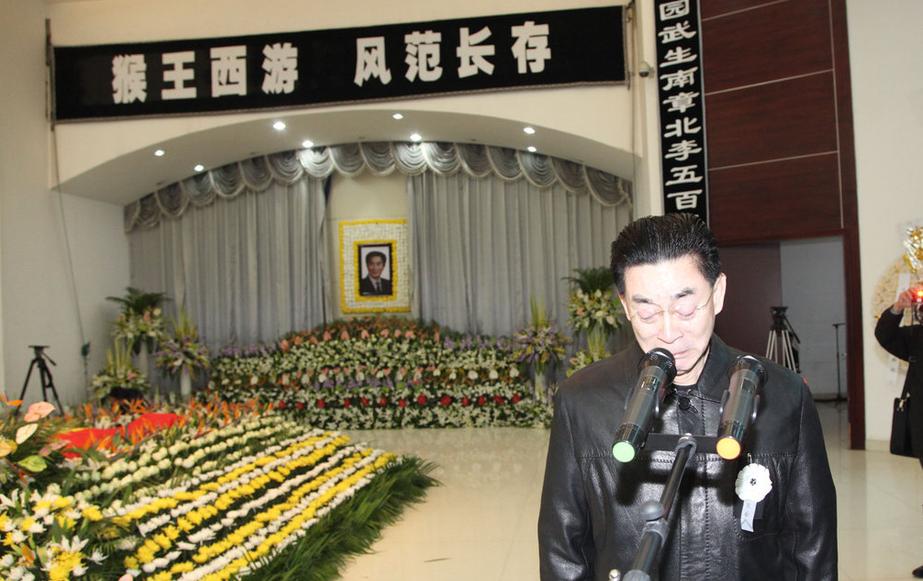 六小龄童抬棺,六小龄童去守墓了吗