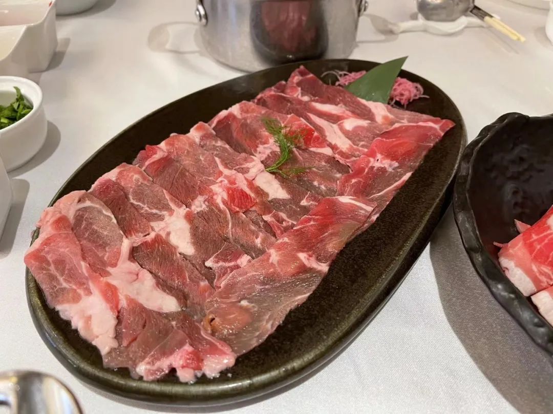 潮爸家7月17日午餐记录，武汉光谷红鼎豆捞吃火锅，牛羊肉涮起来