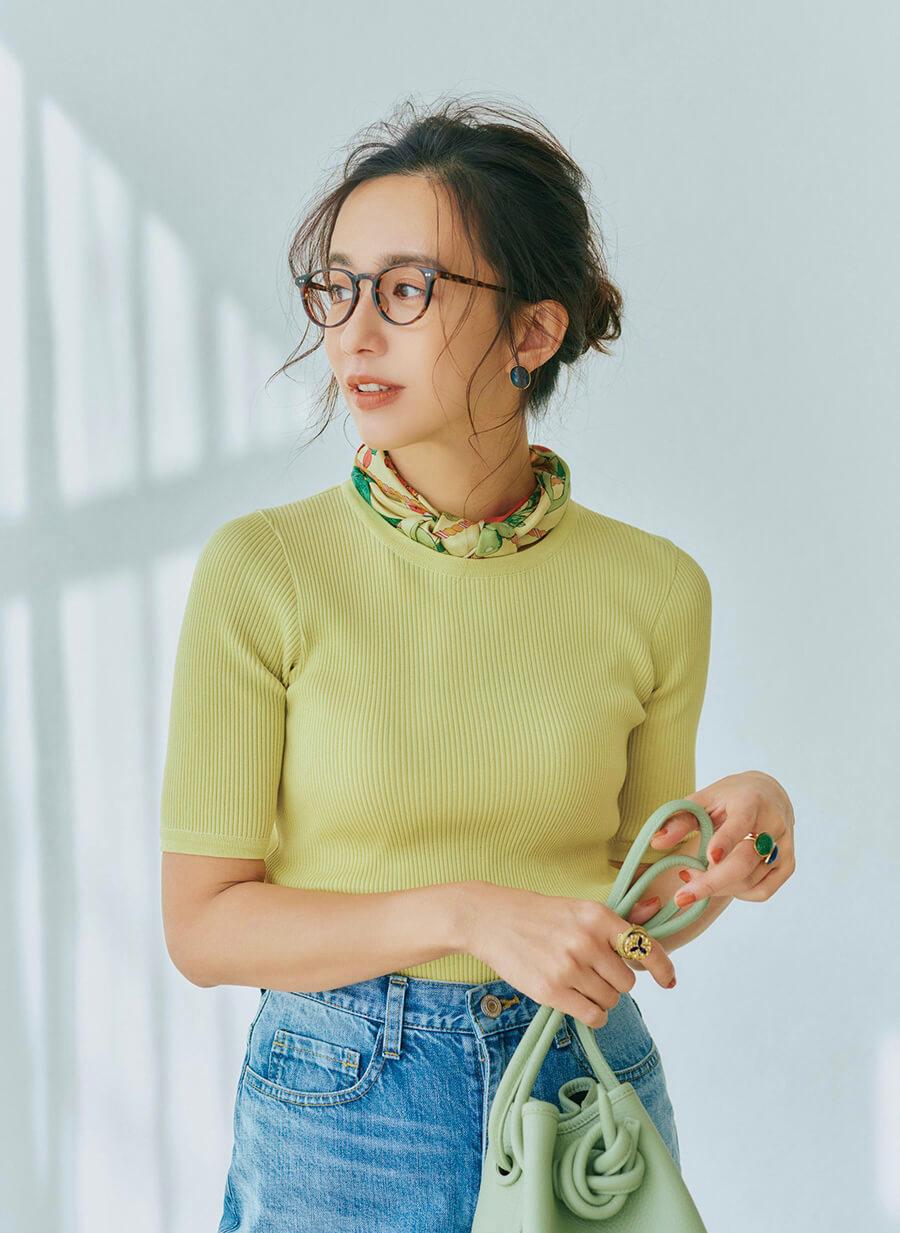 加上丝巾点缀衣服都变好看了,再好看的衣服也需要饰品的点缀