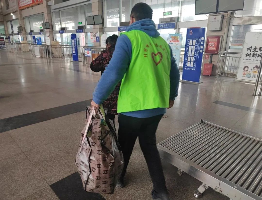青春志愿爱在旅途春运志愿者活动,青年志愿者开展春运志愿活动