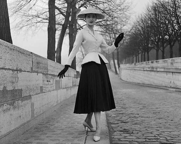 dior鏈嶈鍚勪釜鏃舵湡椋庢牸鐗瑰緛婕斿彉,dior50骞翠唬鏈嶈鐗硅壊