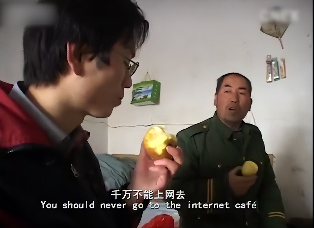 年轻时打工赚钱供孩子上大学,把儿子供上大学