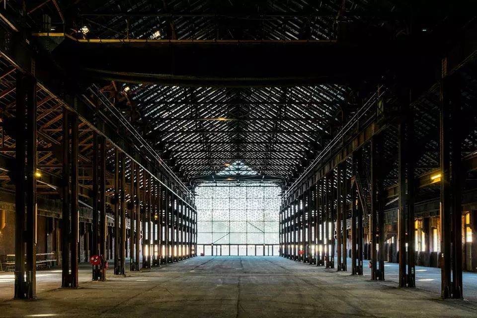 解构主义弗兰克盖里,美国建筑师弗兰克盖里的建筑风格