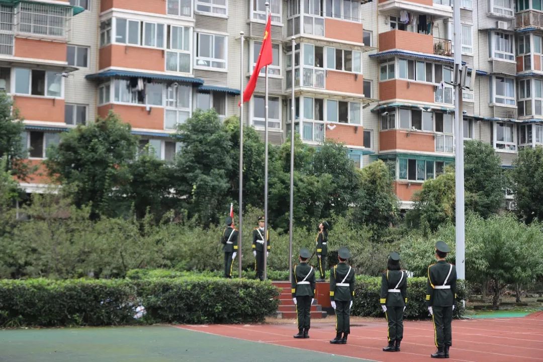 师徒结对薪火传，魔棒点火显智慧！华西中*运学**动会开幕式，燃了