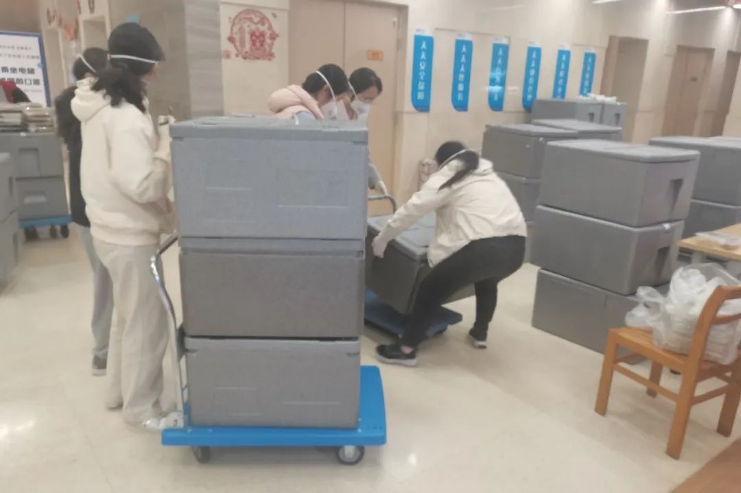 他们的名字叫寝室长、楼层长、楼长和总楼长！推车声、敲门声，带来饭菜的香气｜同心抗疫，共担风雨