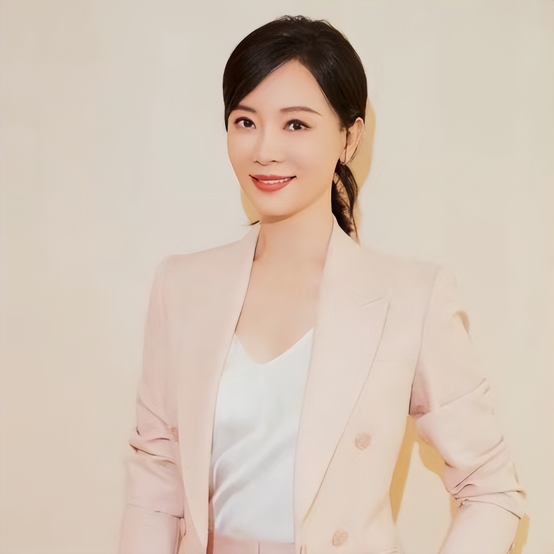 为继子终生不育、为继女隐婚10年，娱乐圈的明星后妈，只服这10位