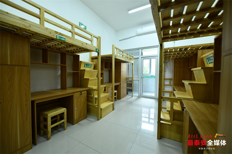 记者探访泰安三中新校,参观泰安三中新校采访