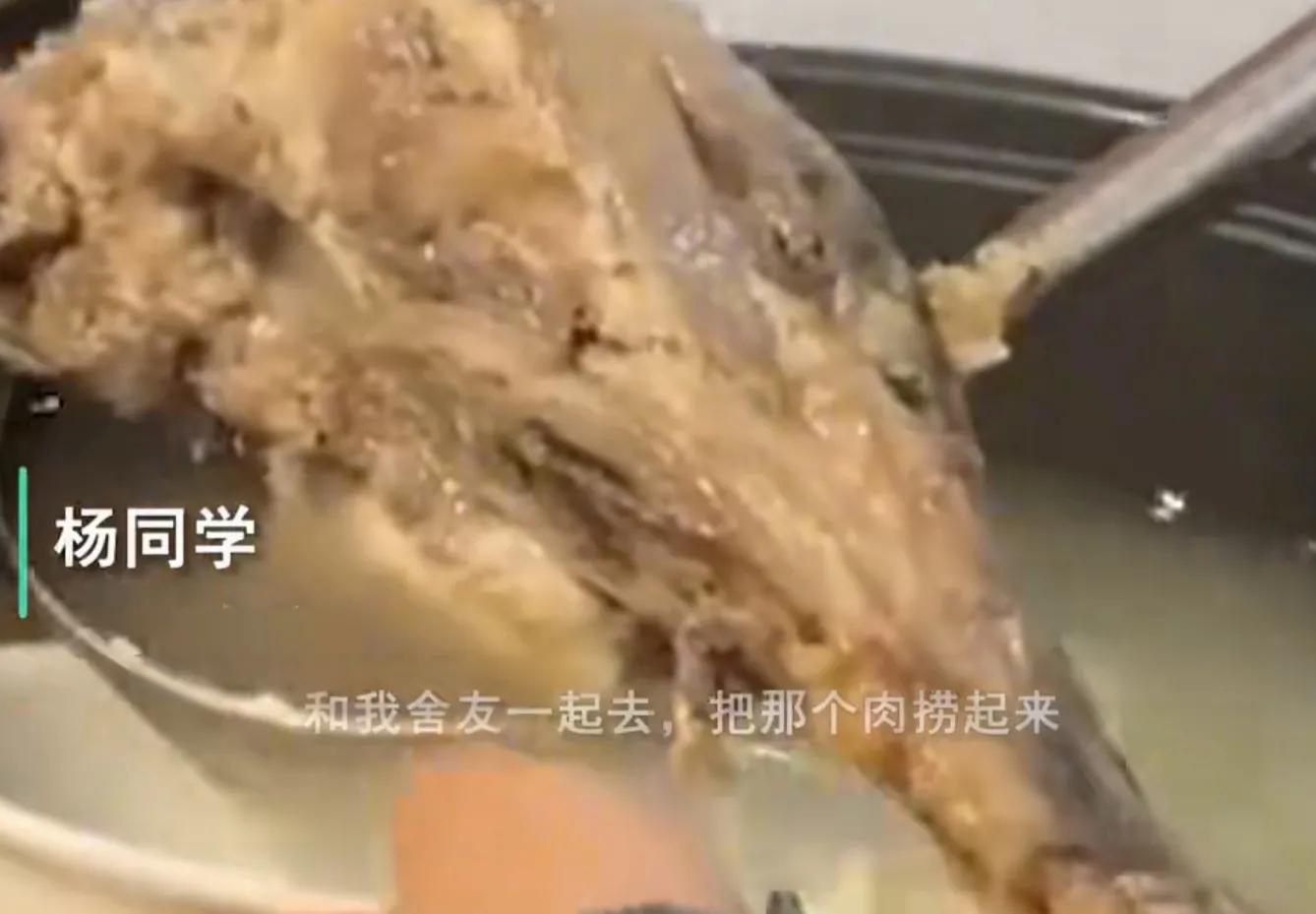 大学生食堂盛汤夹走唯一汤骨被制止：员工称肉没熟让放回去，无奈